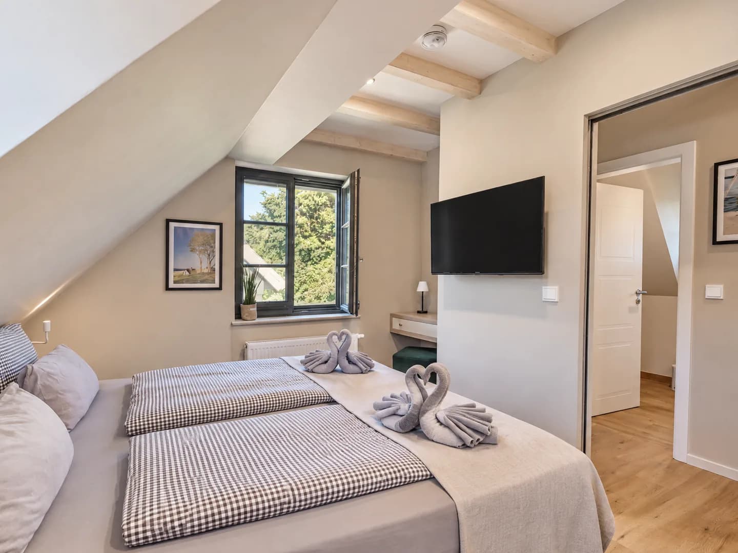 Mit Wunsch: dasselbe Dachschlafzimmer, die Handtücher sind zu Schwänen geformt